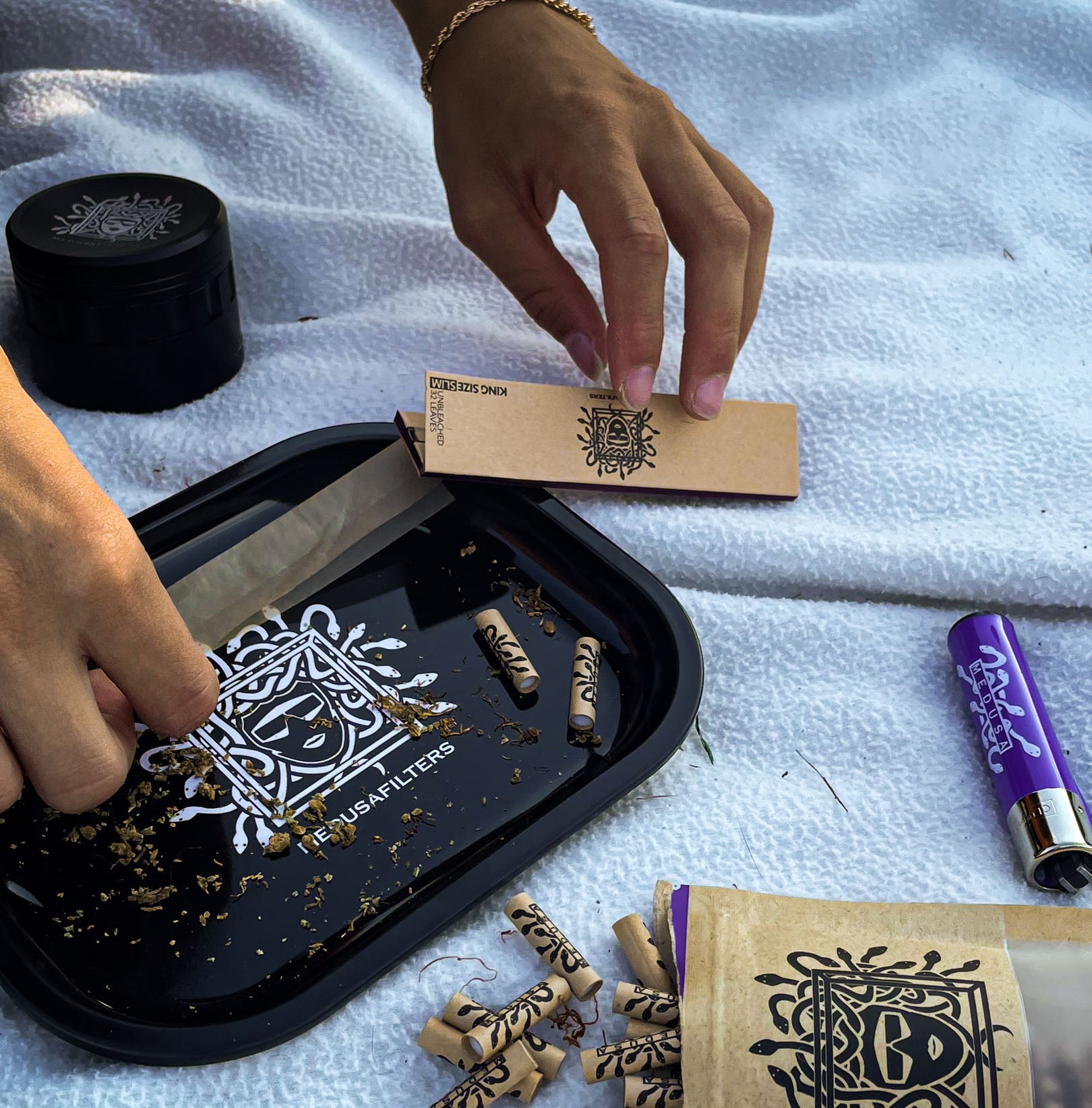 Medusa Rolling Tray mit Papers und Aktivkohlefilter 